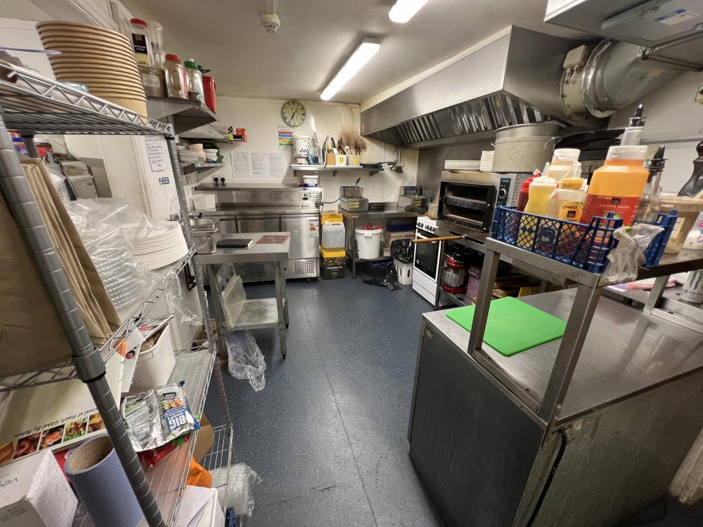 Lot: 93 - COMMERCIAL INVESTMENT - General view of the main kitchen